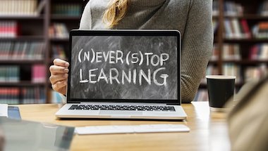 Immagine di un computer con sopra scritto Never stop learning